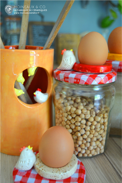 Pot à ustensiles et coquetiers.