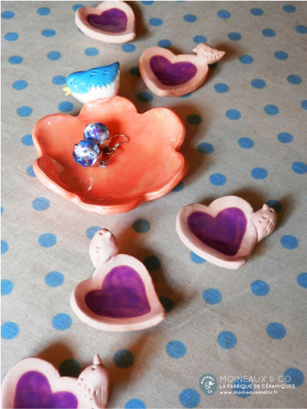 Petits cœurs violets et fleur orange.