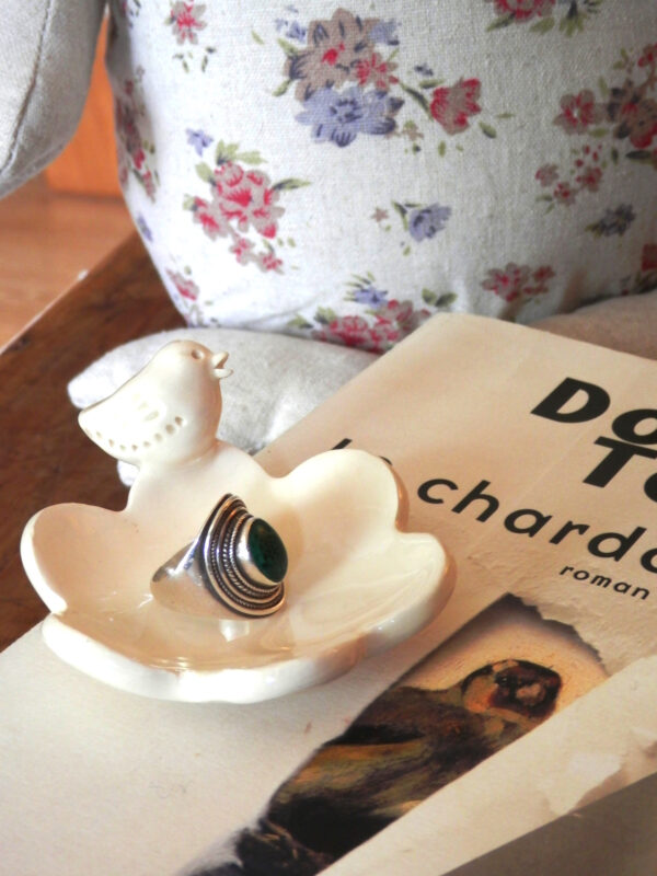 Petite fleur blanche avec un moineau.