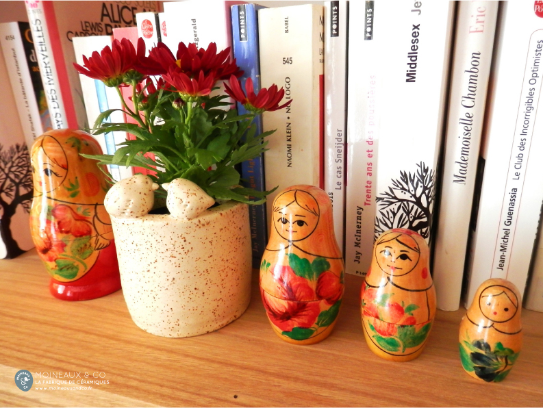 Cache-pot crème et poupées russes.