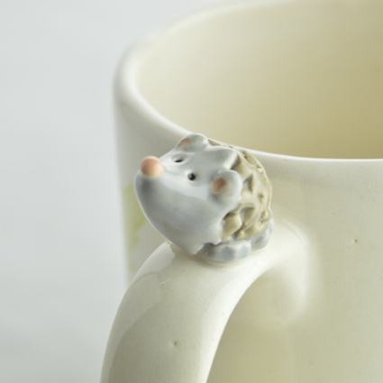 mug en faïence hérisson en relief sur l'anse - 3D - fougère - moineaux & co céramiste d'art à Quimper