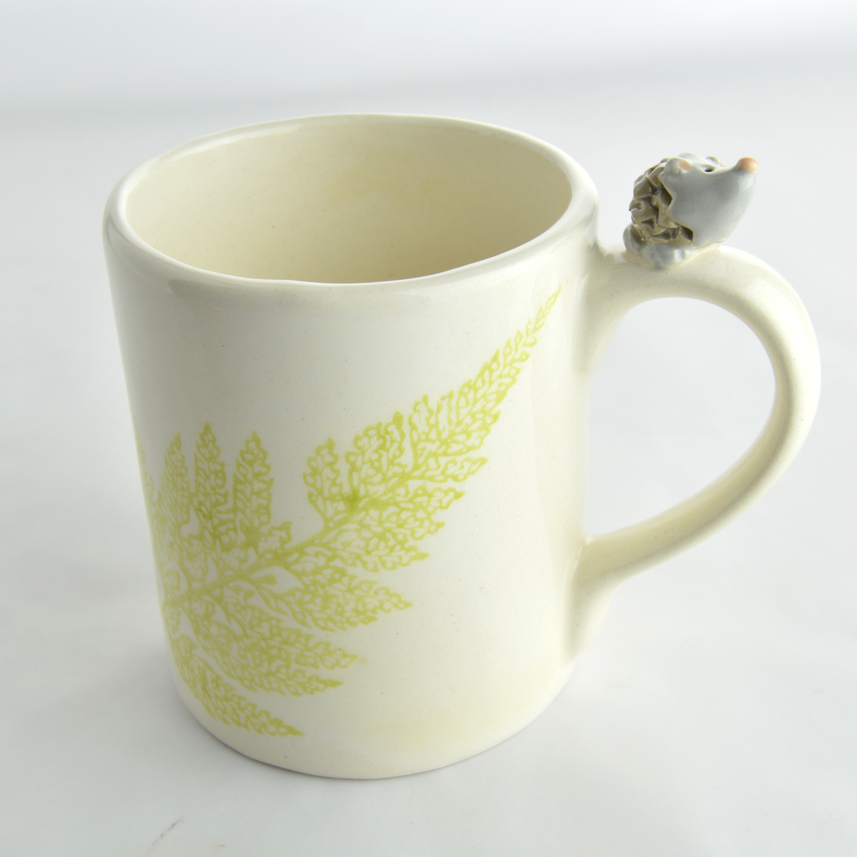 mug en faïence hérisson en relief sur l'anse - 3D - fougère - moineaux & co céramiste d'art à Quimper