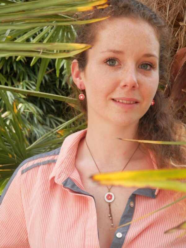 Boucles d'oreilles_pendantes_fleurs cerisier_rouge_Bijoux La Pointe du Vent X Moineaux and Co (6)