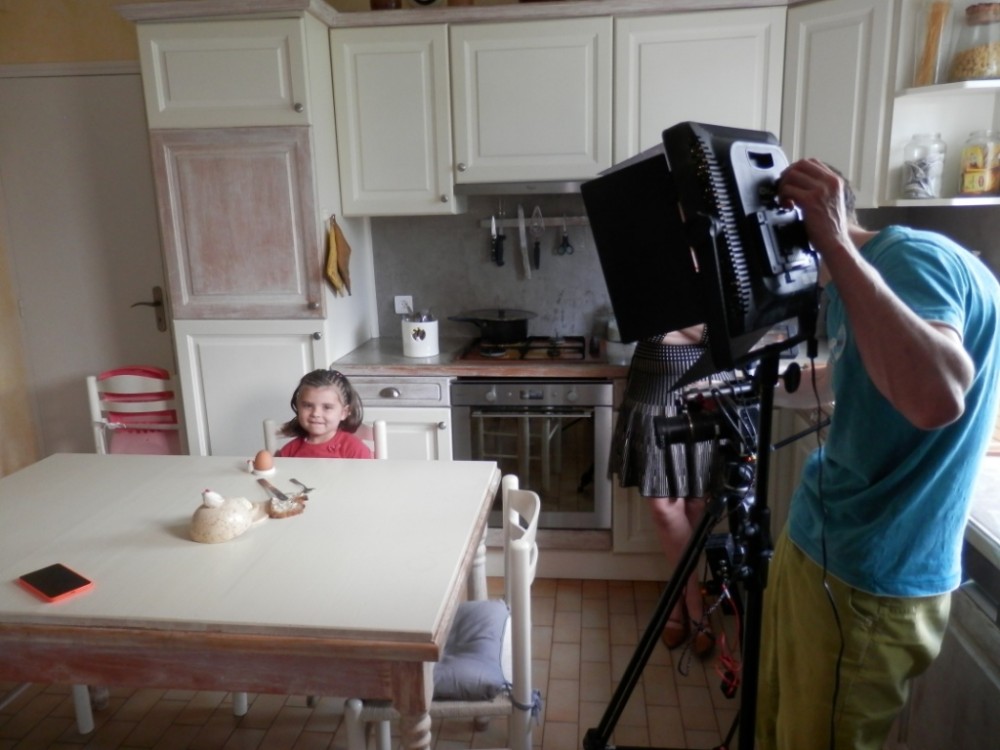 Notre petite Elora se prête au jeu et s'apprête à déguster son oeuf à la coque avec un coquetier poule Moineaux & Co. tournage video presentation moineauxandco atelier boutique createurs quimper faience ceramique