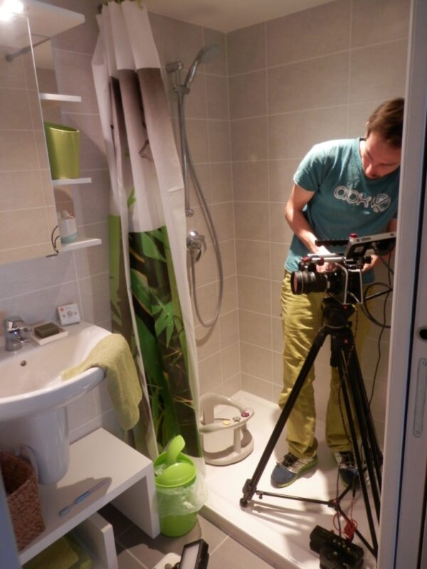 Toutes les pièces de la maison sont utilisées... Difficile pour Stefan d'arriver à se caler dans la salle de bain ;-) ! tournage video presentation moineauxandco atelier boutique createurs quimper faience ceramique