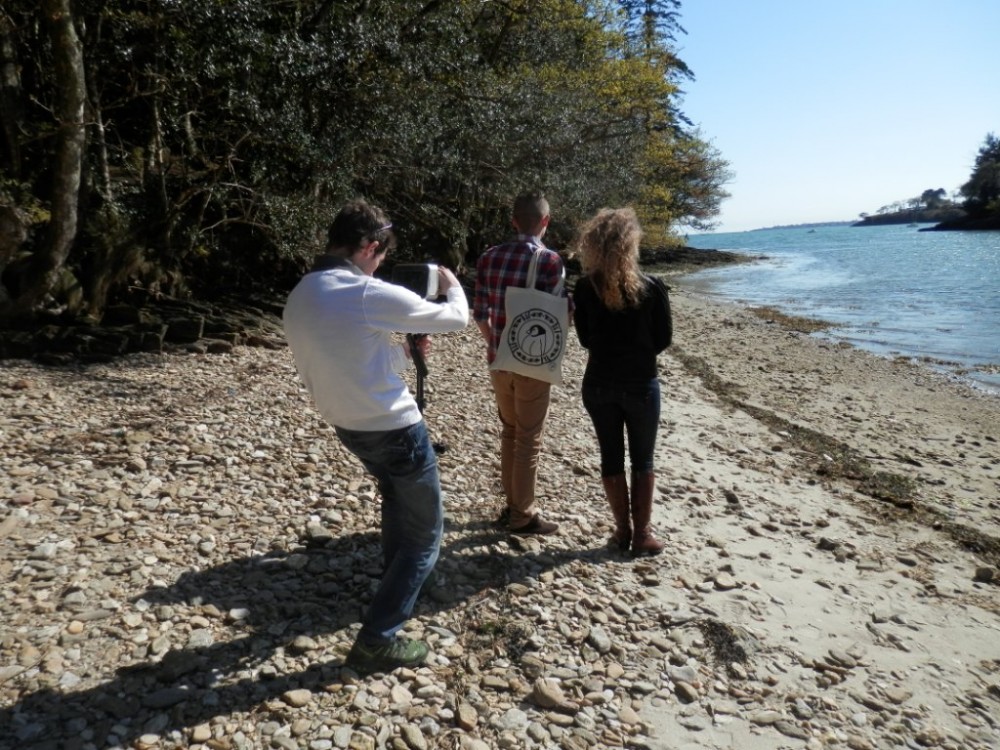 Stefan film le tote bag pingouin Moineaux & Co pour François, et les bijoux Moineaux & Co X La Pointe du Vent pour Pauline. tournage video presentation moineauxandco atelier boutique createurs quimper faience ceramique