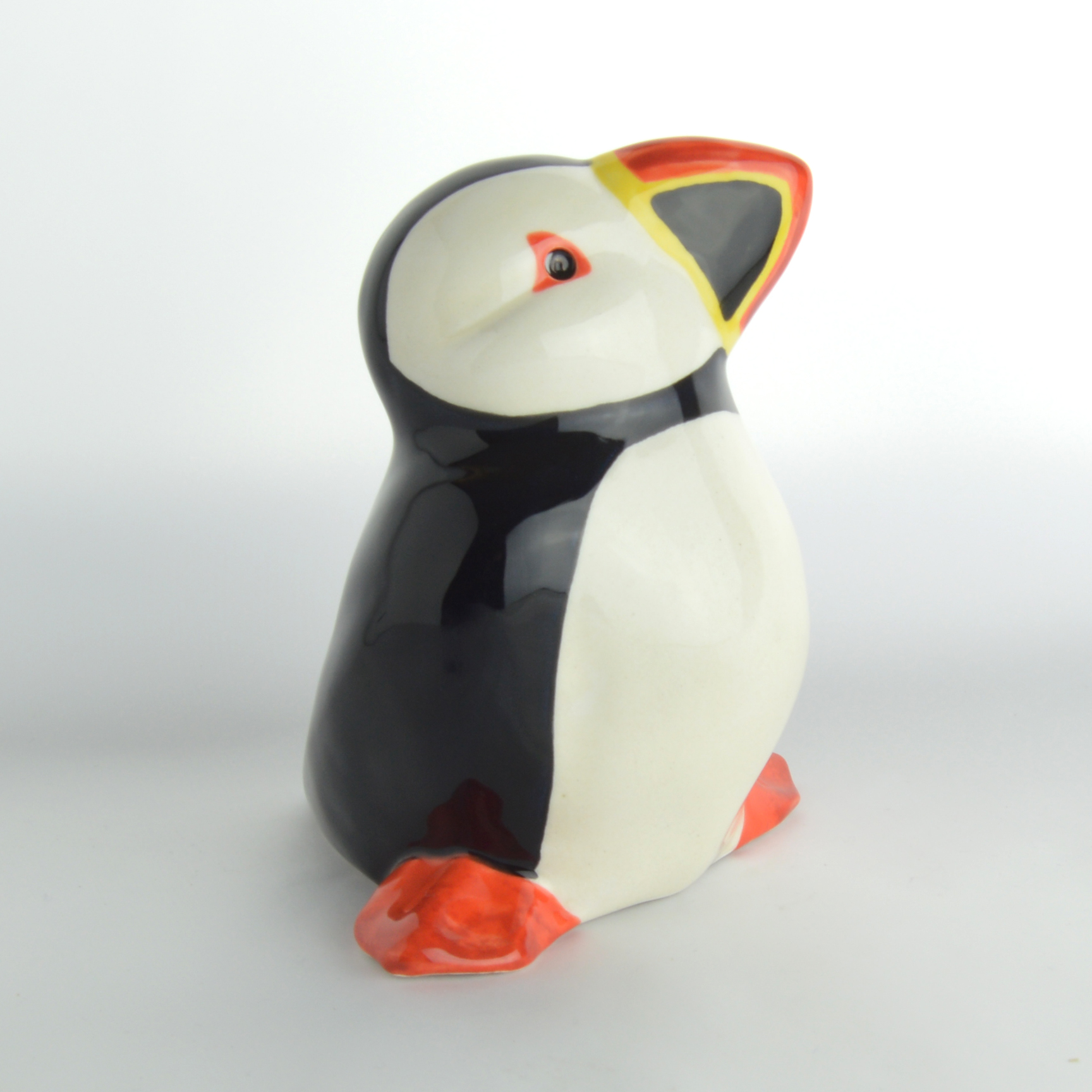 Statuette de macareux moine en faïence émaillée. Fabrication artisanale française dans mon atelier de céramique à Quimper.