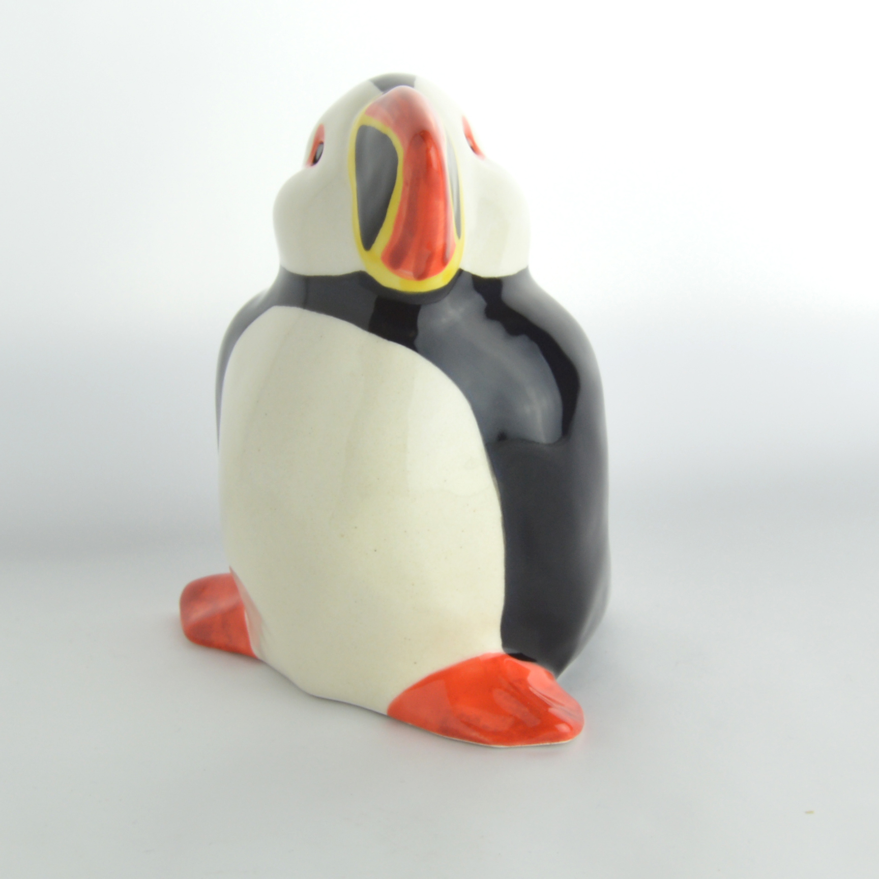 Statuette de macareux moine en faïence émaillée. Fabrication artisanale française dans mon atelier de céramique à Quimper.