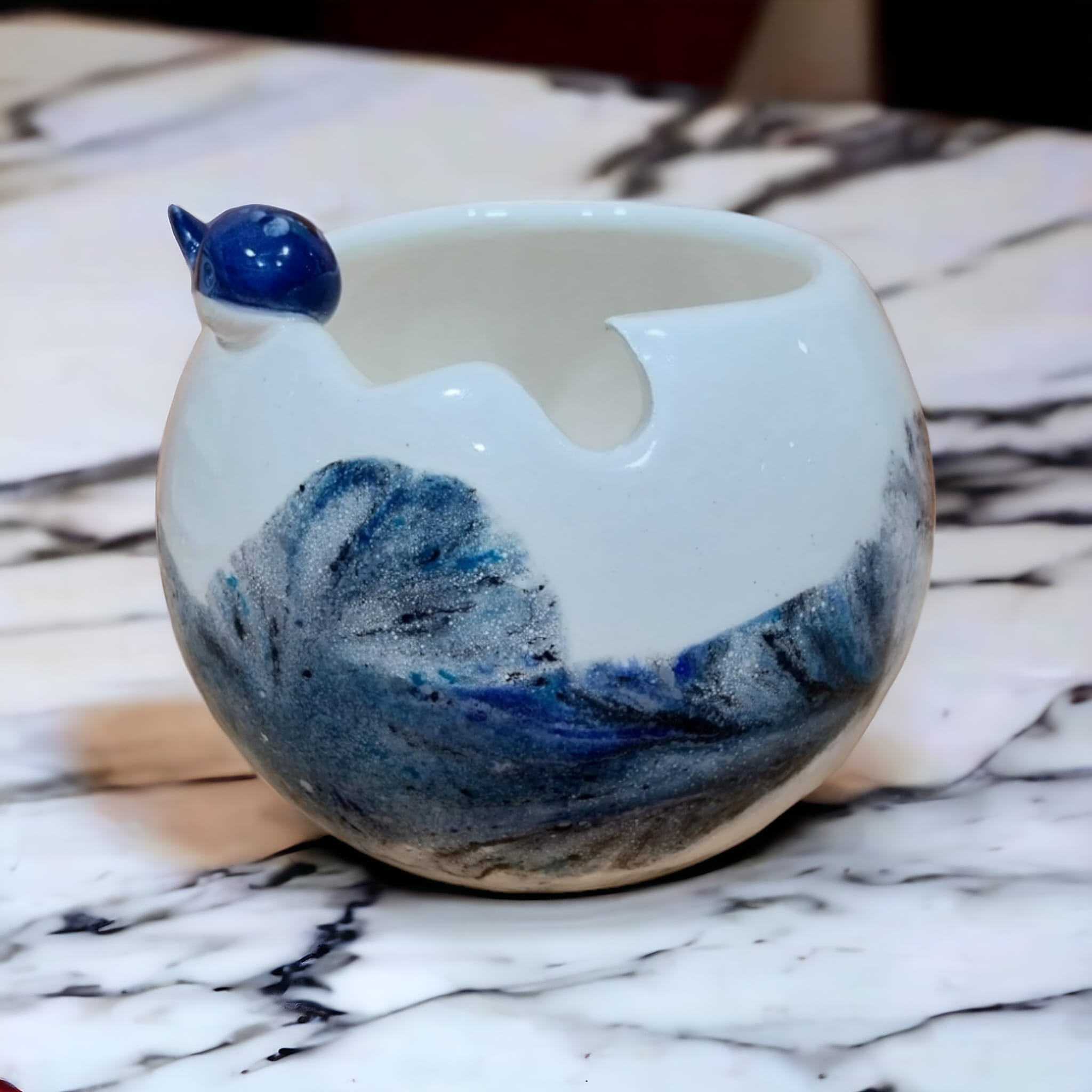 Vase boule baleine - Faïencerie sauvage Moineaux & Co à Quimper.