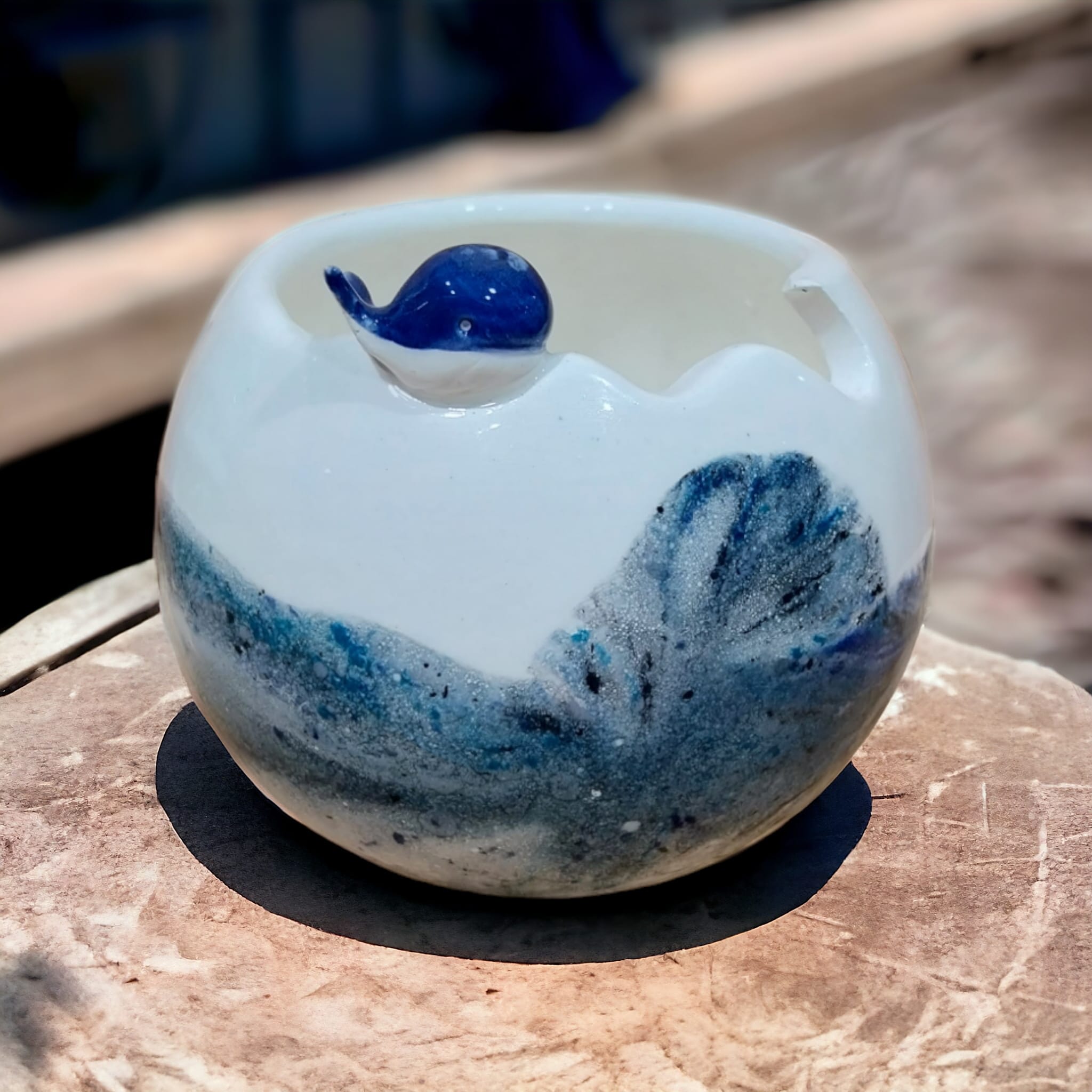 Vase boule baleine - Faïencerie sauvage Moineaux & Co à Quimper.